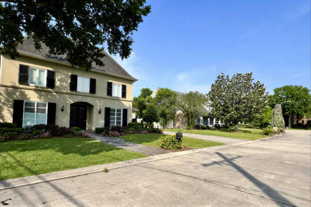A house in a neighborhood in River Ridge